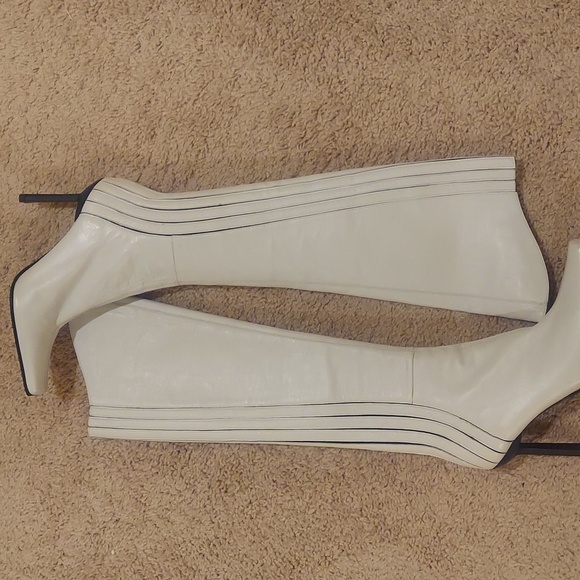 Knee Boots - Picture 2 of 4